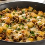 Poêlée de pommes de terre au bœuf haché et fromage